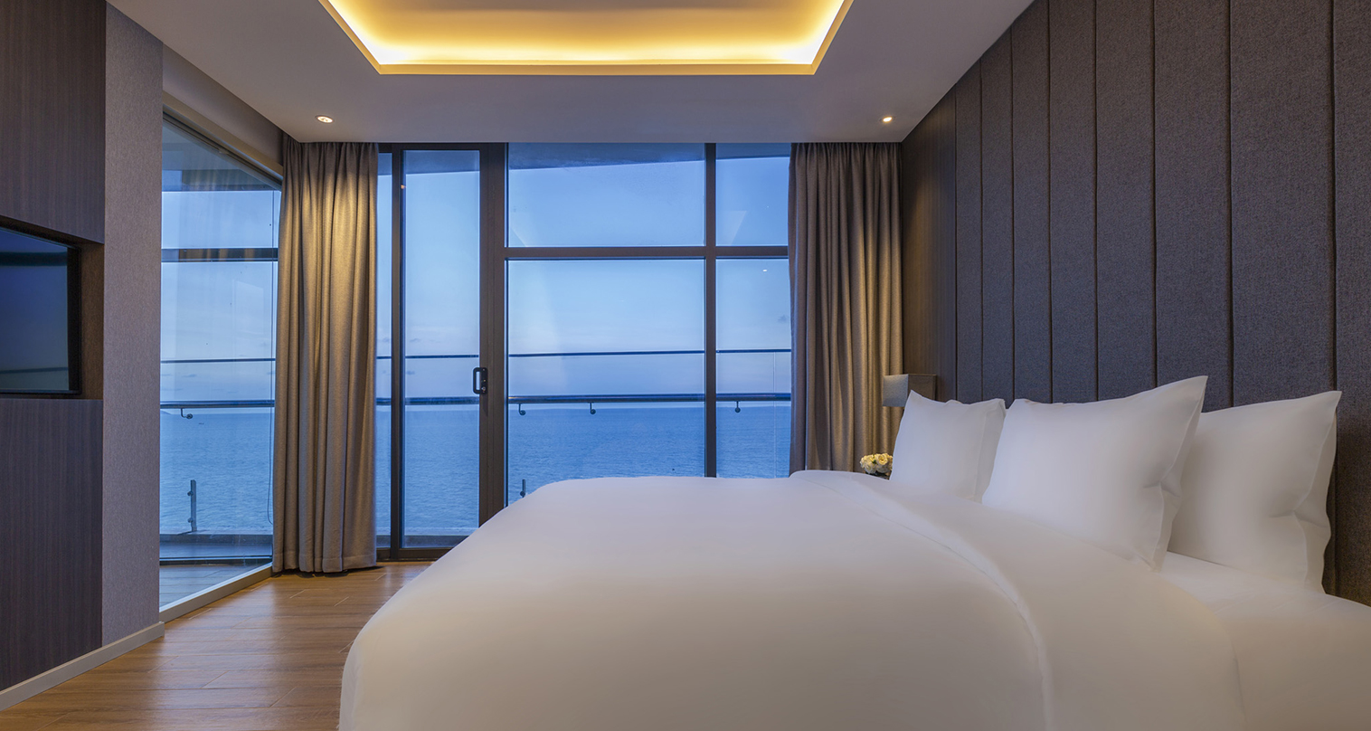 Premier-Suite-Oceanfront-with-Balcony